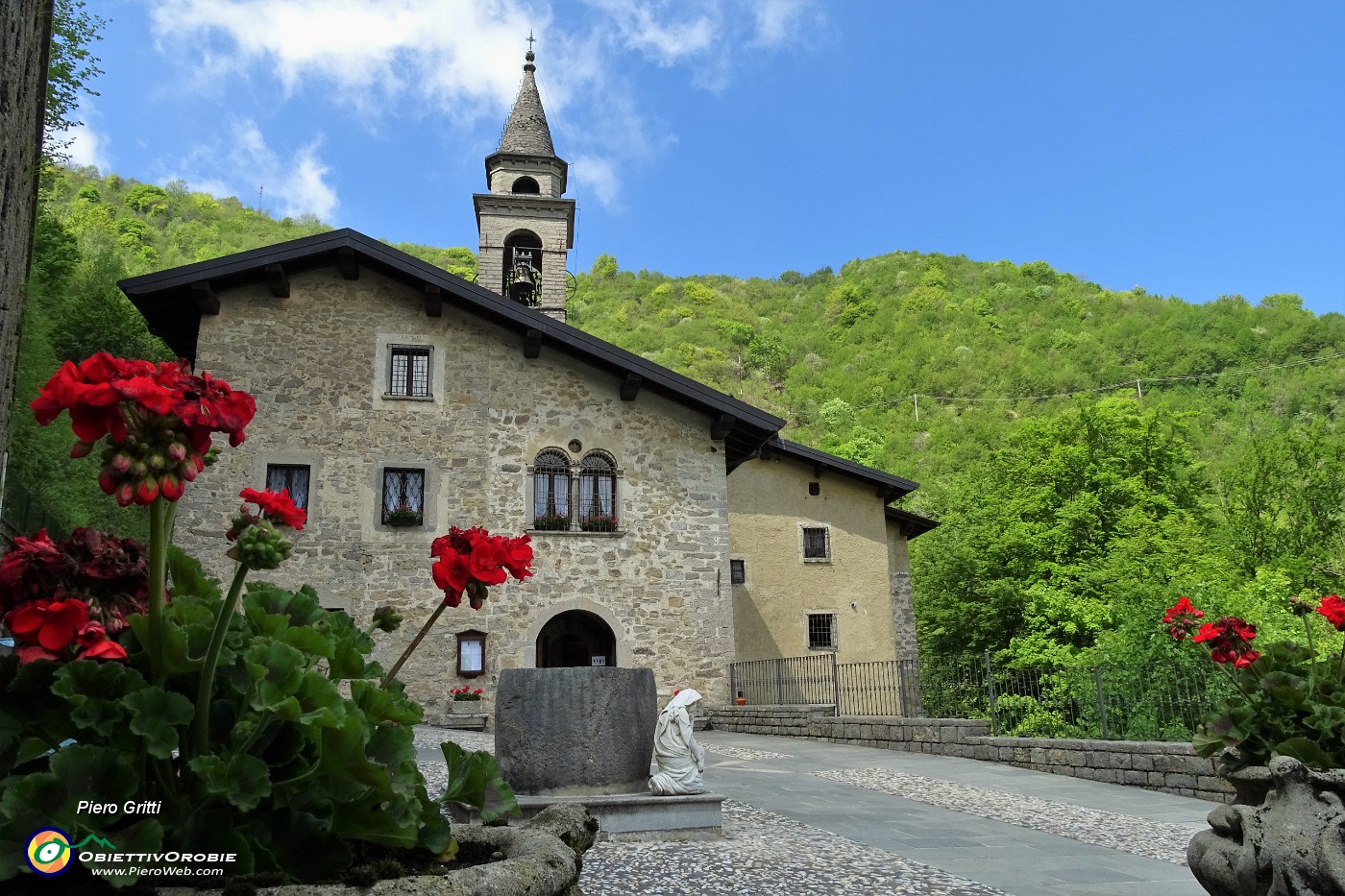 85 Santuario Madonna del Perello, ingresso nord dalla strada con parcheggio.JPG